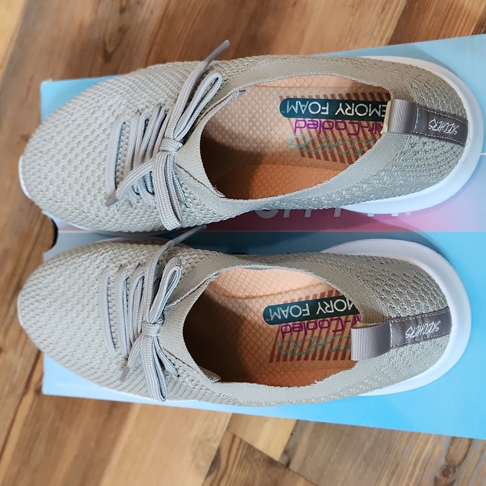 SKECHERS: Size 7 - Picture 6 of 8